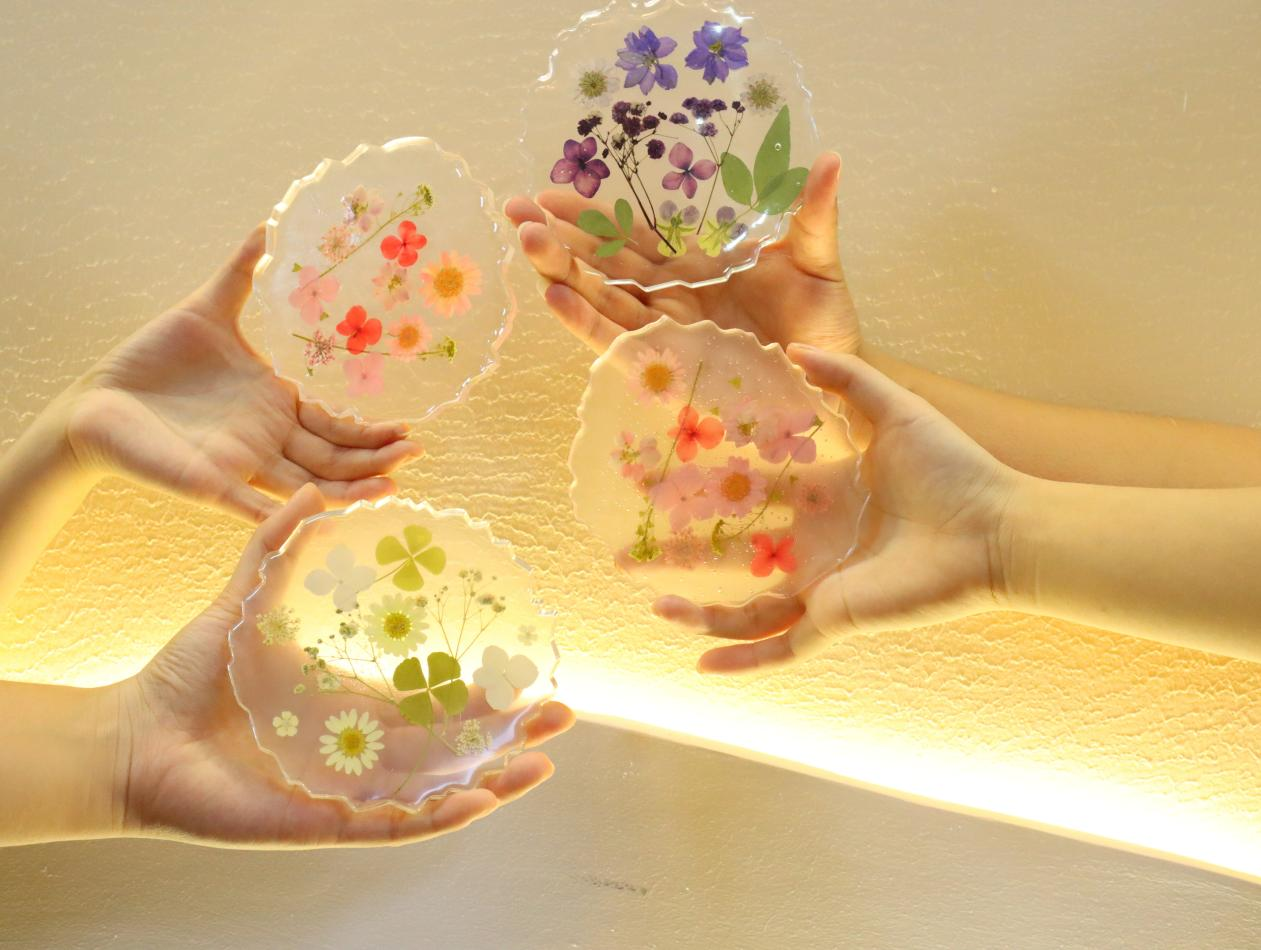 同學(xué)們親手制作的手工壓花杯墊