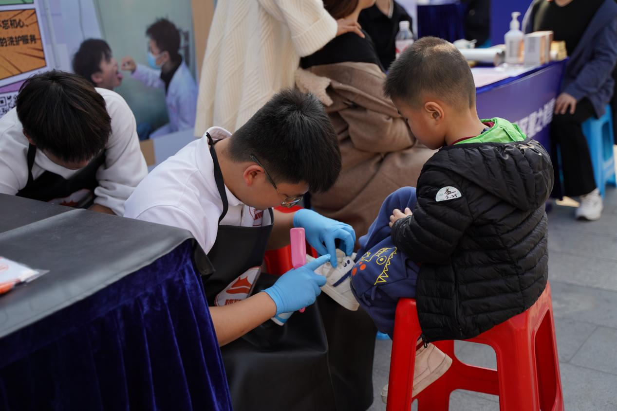 活動現場為小朋友洗鞋