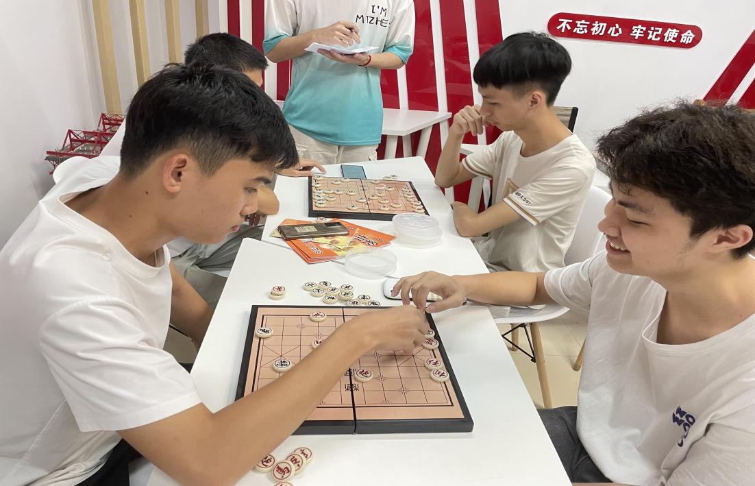 學(xué)生們在互相交流下棋心得