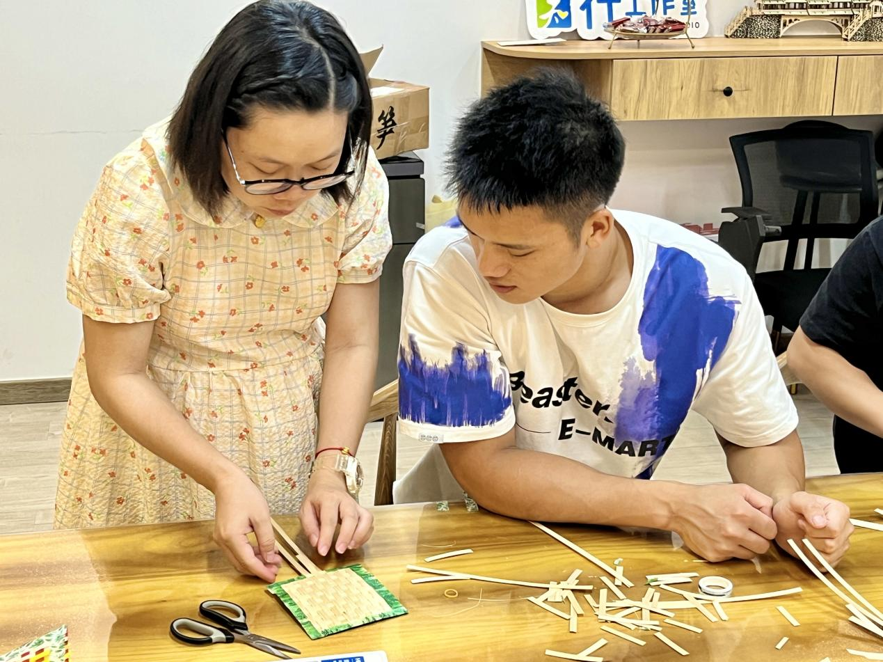 李玉老師指導扇柄制作