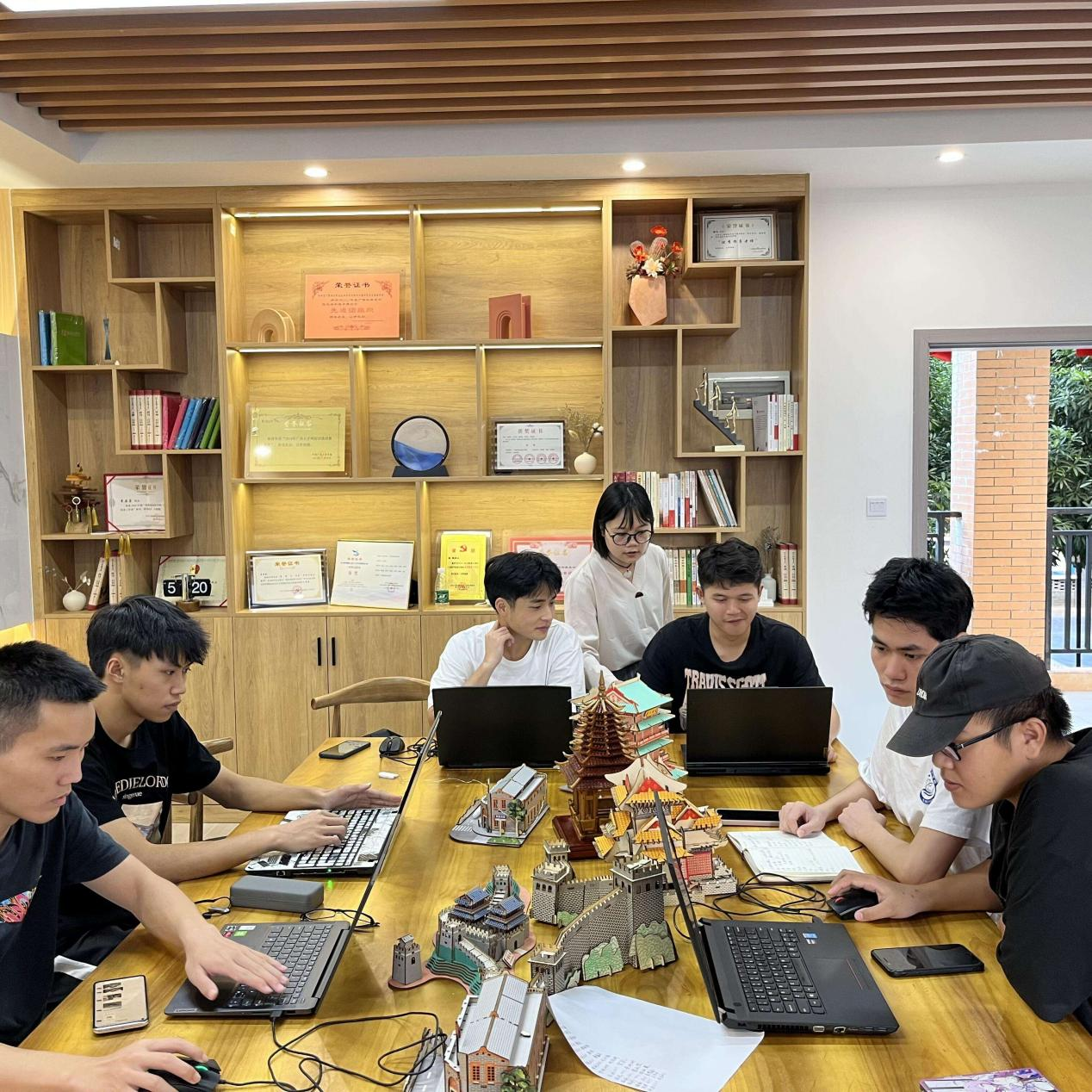 李玉老師與同學們討論干欄式建筑