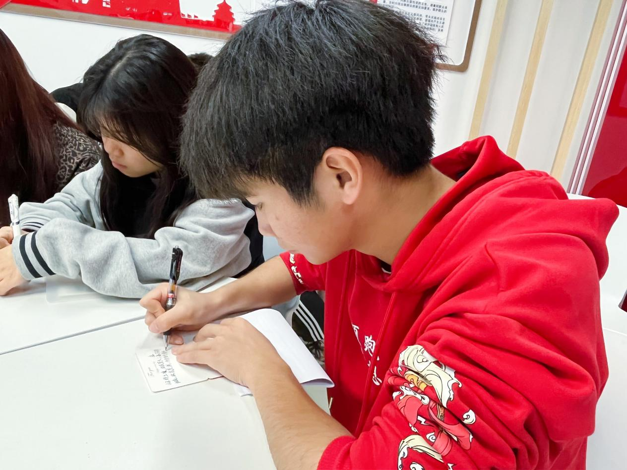 同學們寫下作為新時代青年如何繼承和發揚長征精神的感想