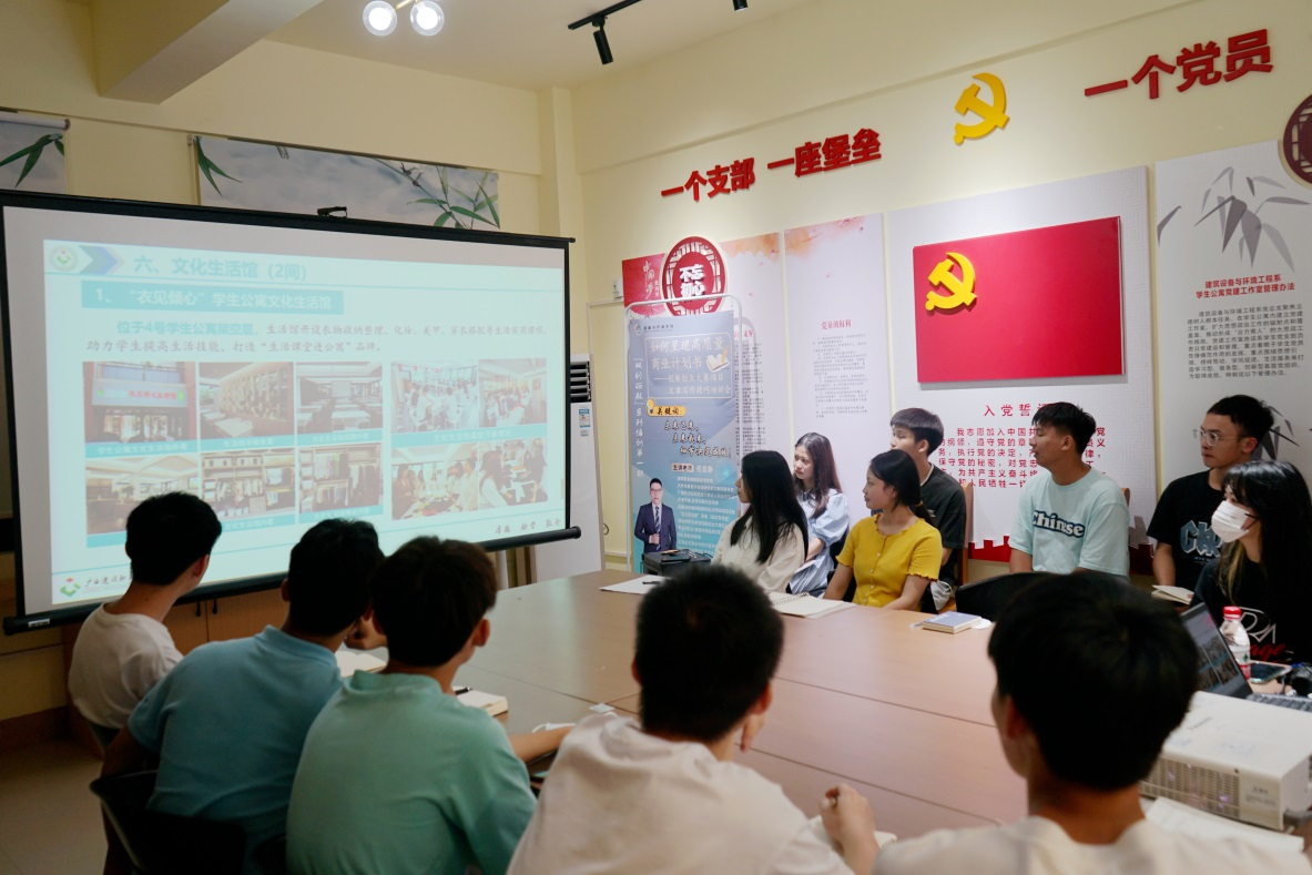 周舟部長(zhǎng)向同學(xué)們介紹學(xué)校“一站式”學(xué)生社區(qū)建設(shè)的基本情況