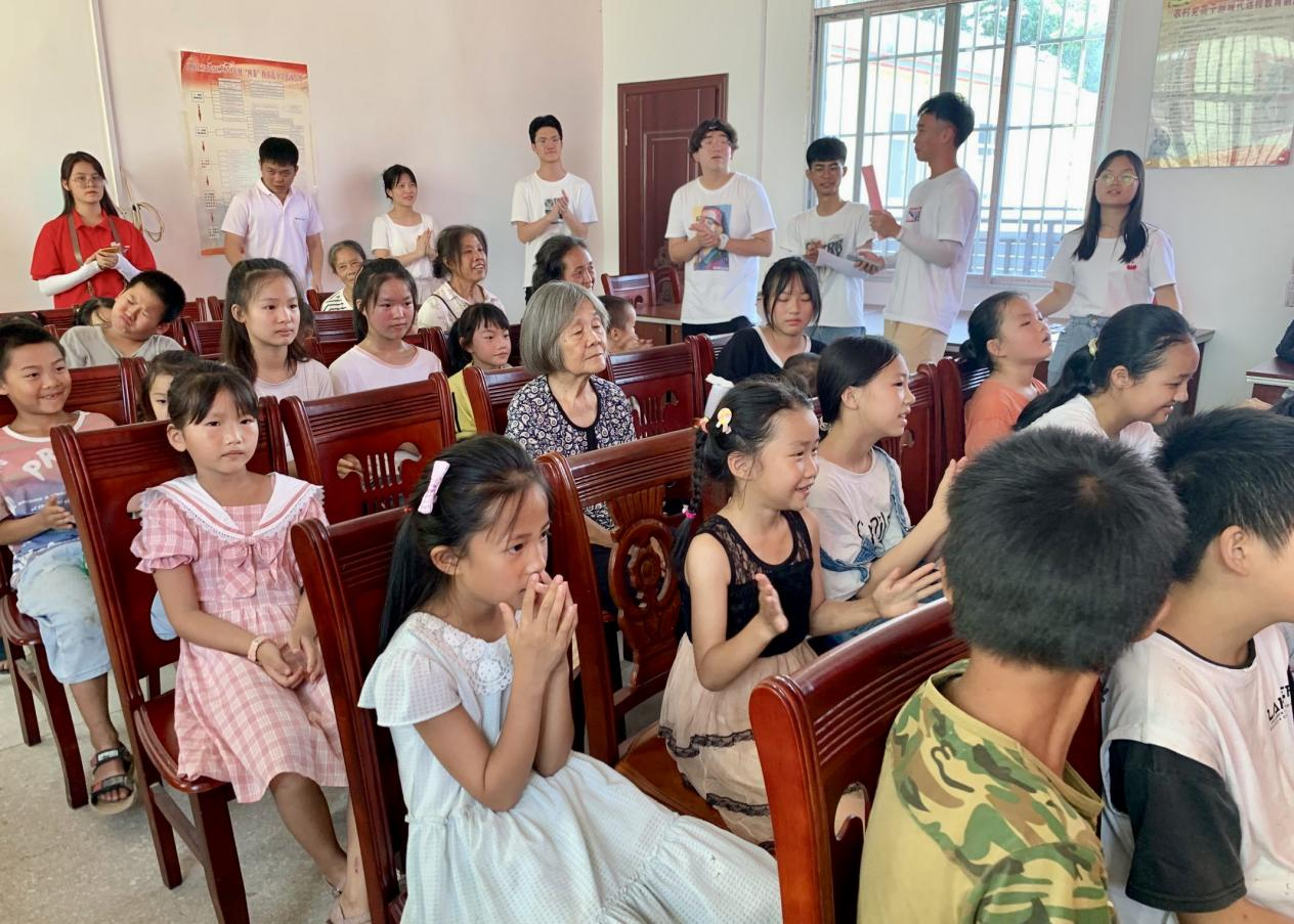 現場小朋友們認真學唱紅歌