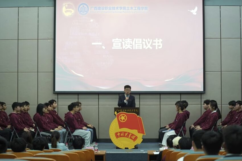 馮光帆老師宣讀“學(xué)雷鋒”倡議書