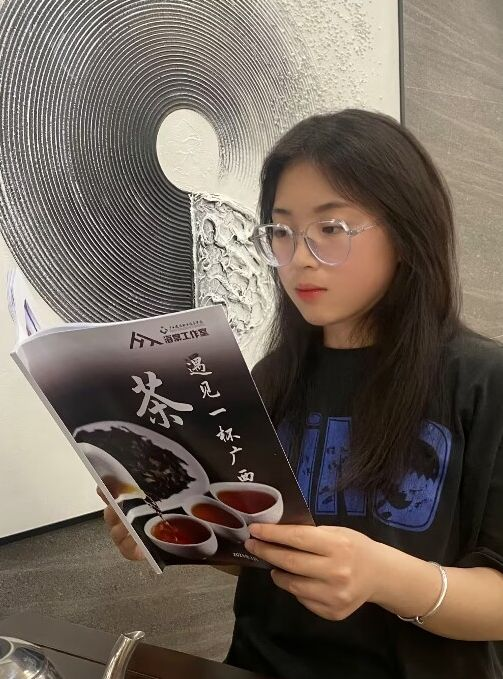 管理工程學(xué)院信息化2201班劉雯靜同學(xué)閱讀中