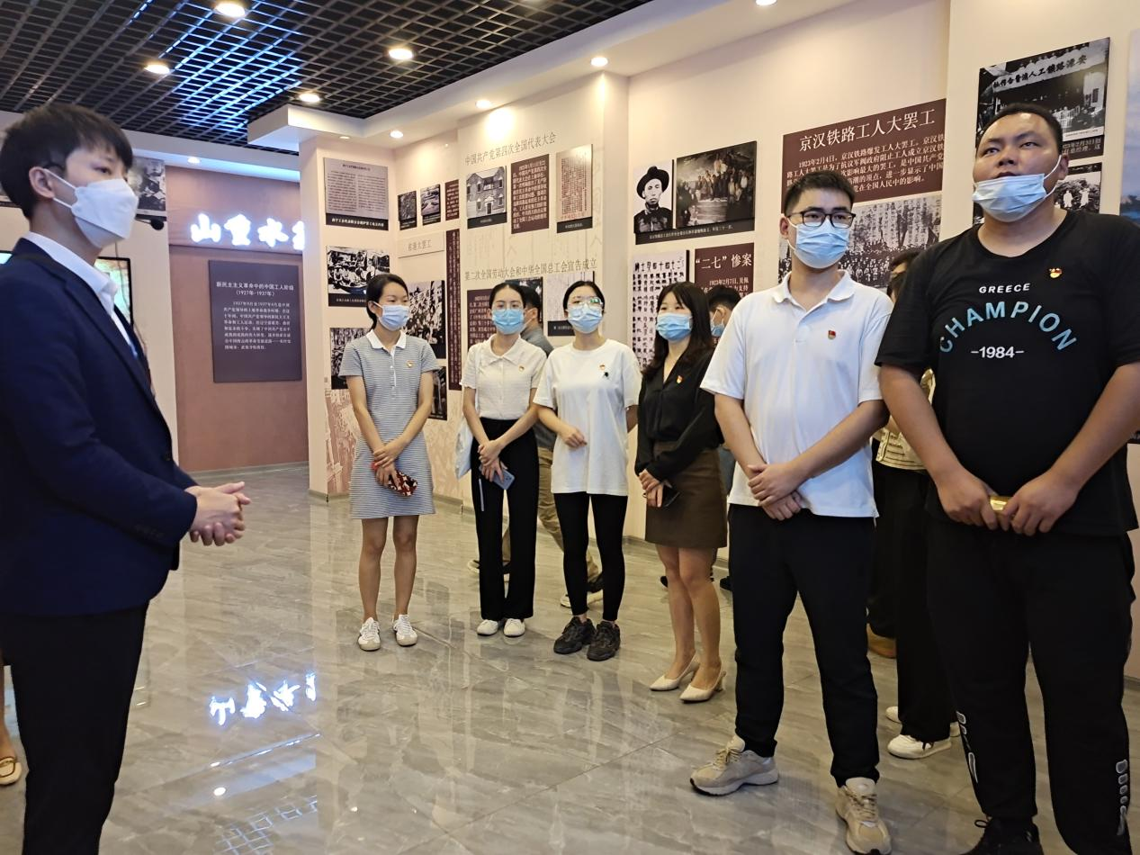 同志們認真傾聽講解