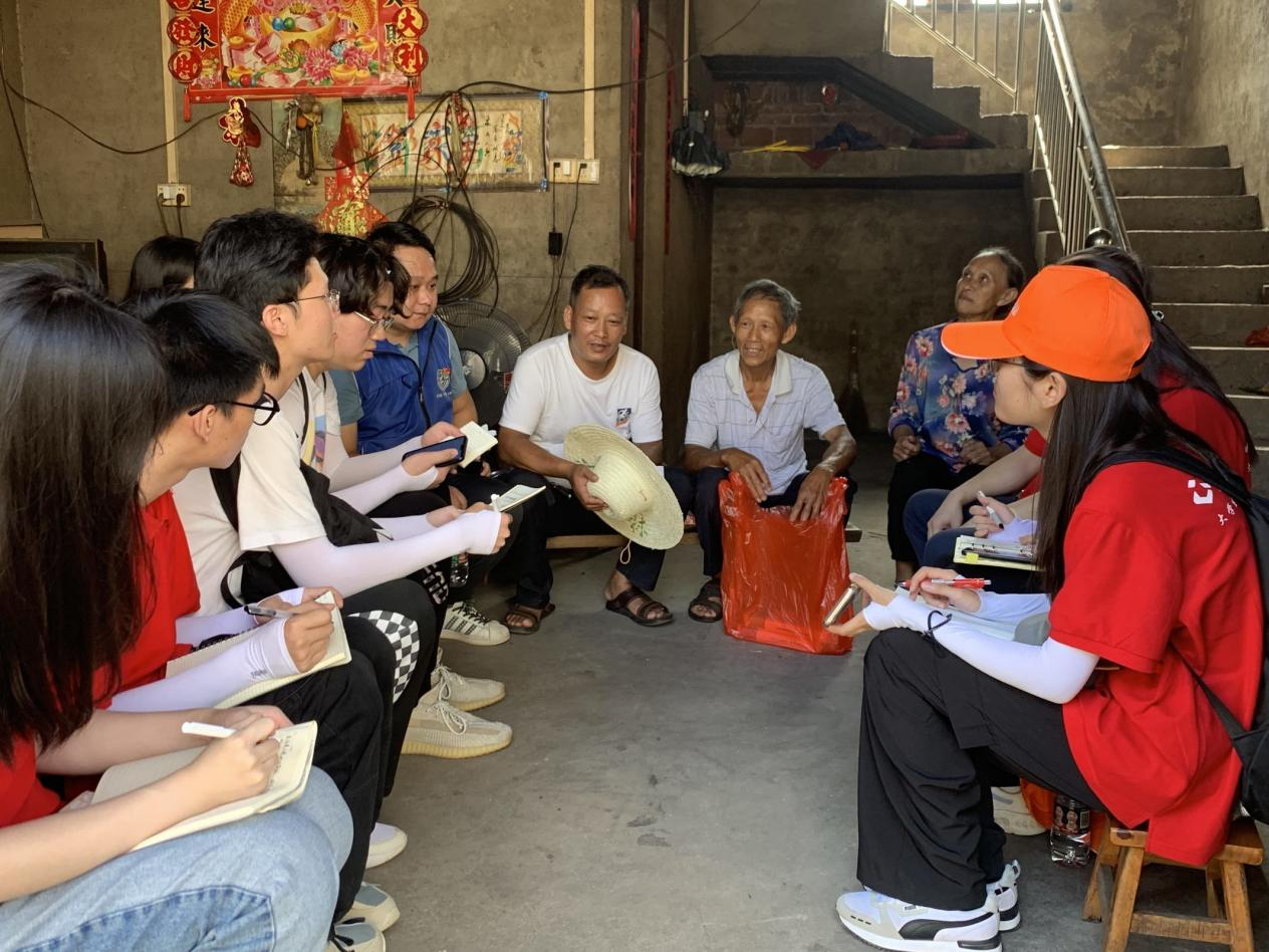 村民向觀察團(tuán)講述近兩年生活上發(fā)生的變化