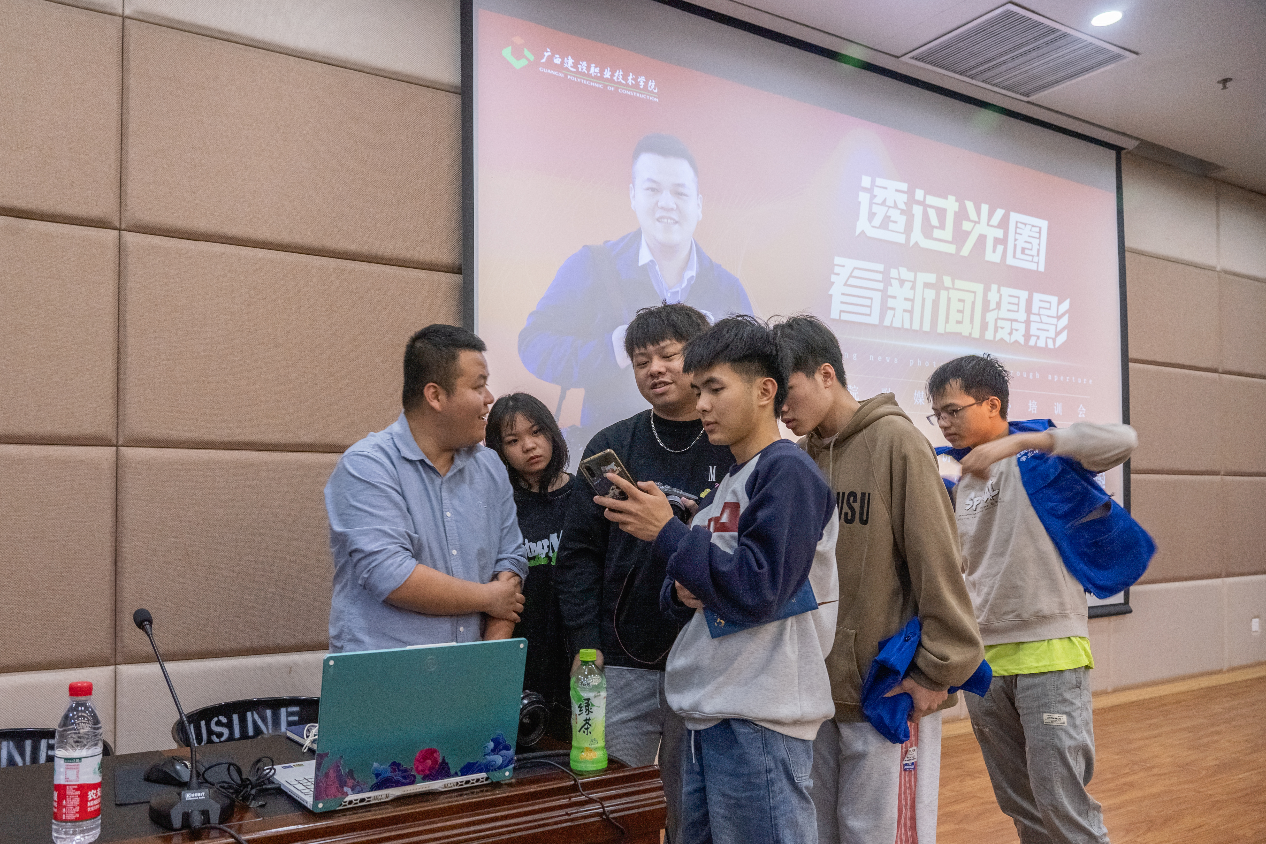 劉崢記者現(xiàn)場為同學(xué)們答疑解惑