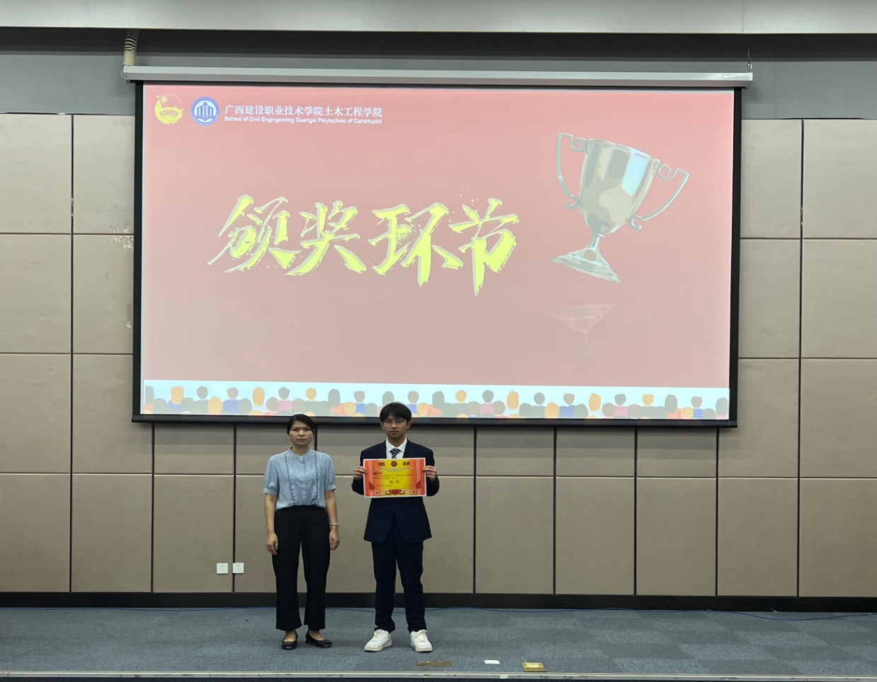 溫麗貞老師為殿軍班級頒獎