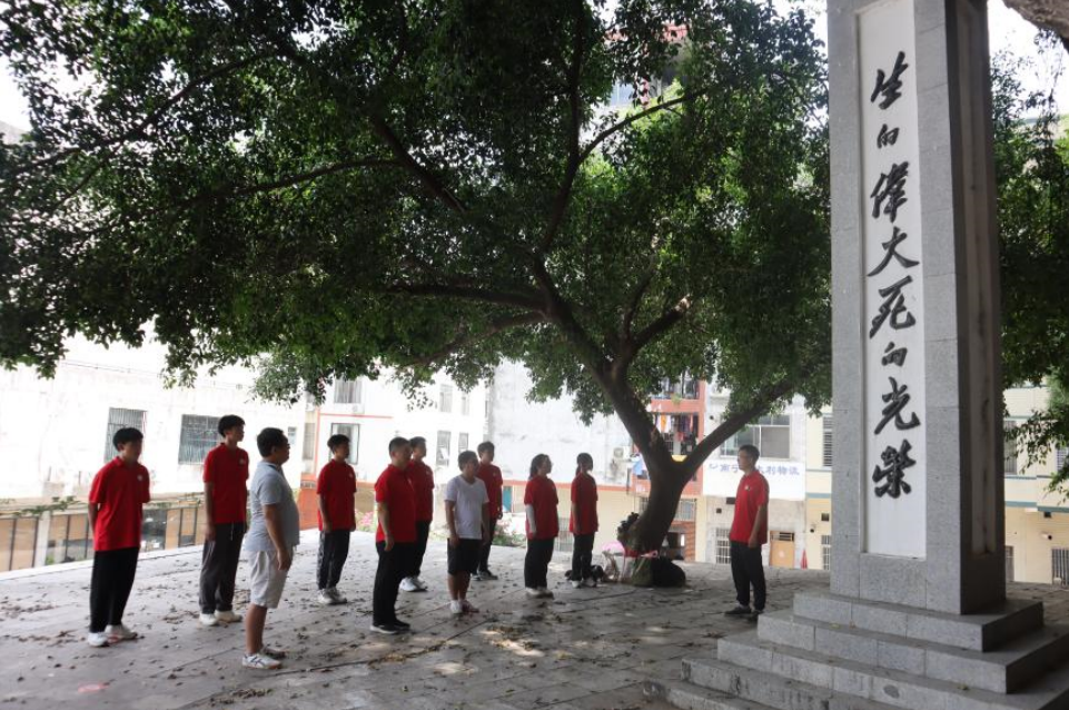 馮光帆老師進行紅色宣講