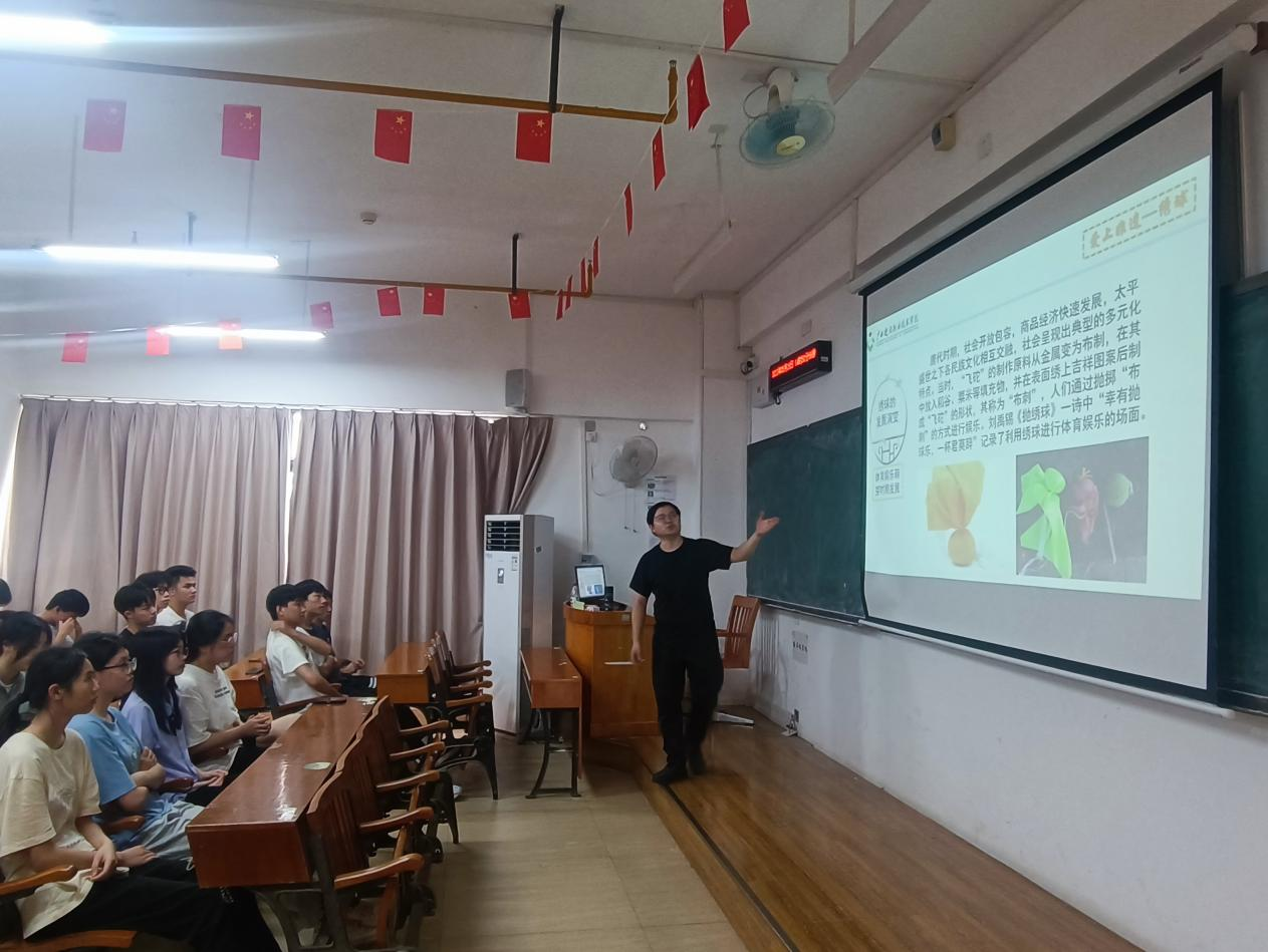 黃華老師向同學們介紹繡球文化