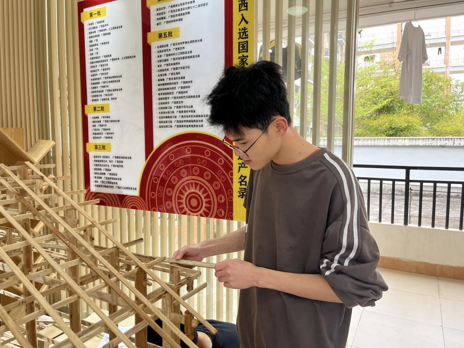 學生在工作坊拆裝模型