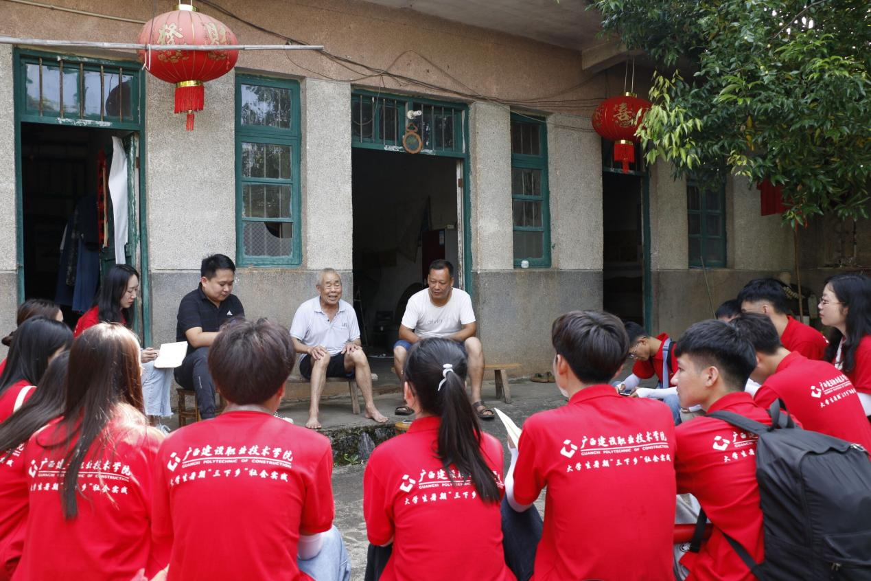 老黨員王熙胡（后排左二）向實踐團講述入黨故事