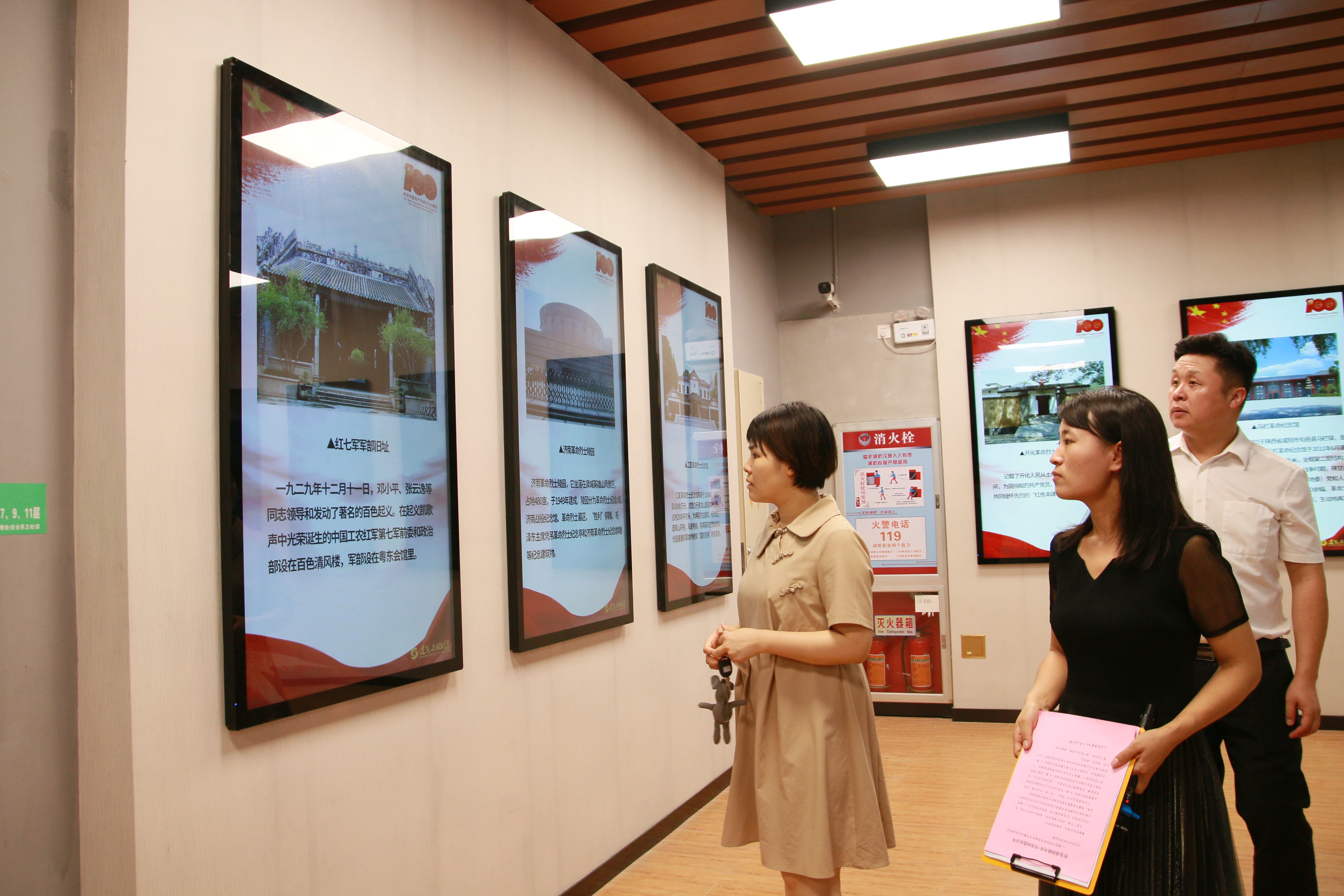  “一枝一葉總關情?紅色主題建筑圖片”展覽一角