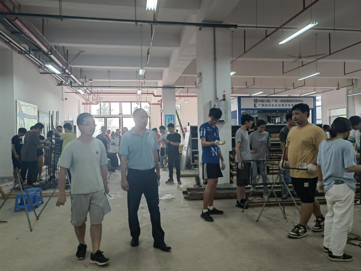 土木學(xué)院領(lǐng)導(dǎo)帶隊(duì)檢查實(shí)訓(xùn)場(chǎng)地