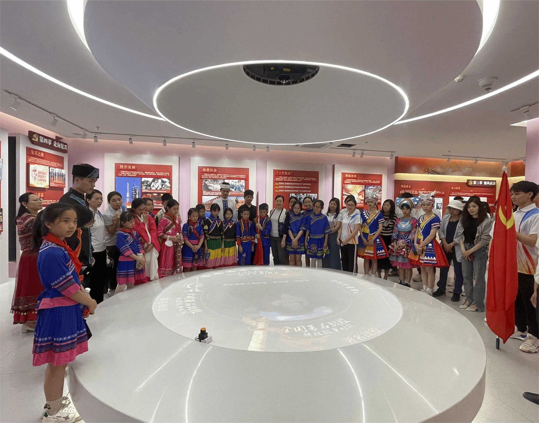 師生參觀黨史教育館