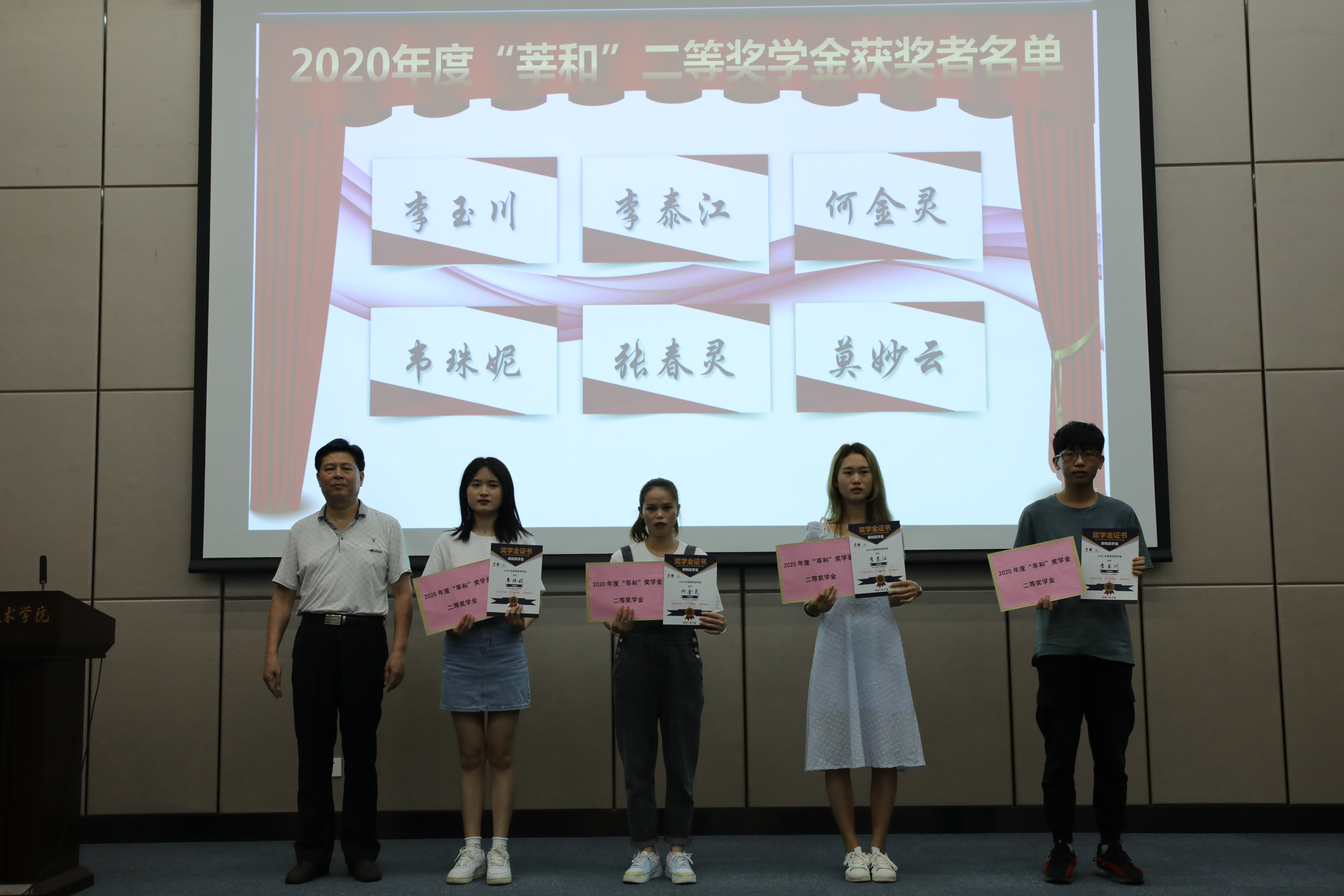 巫克波董事長為獲獎學生頒獎