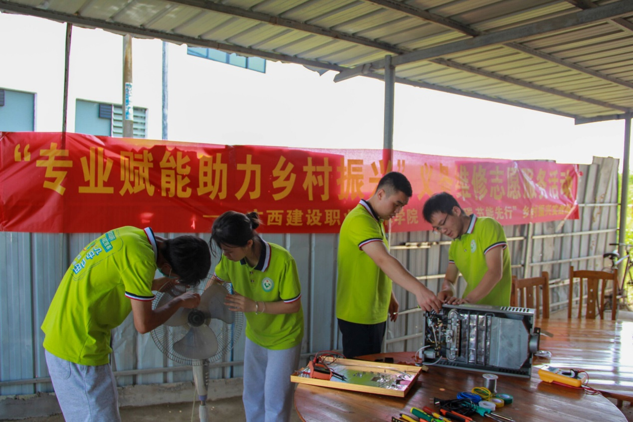 實踐團成員在進行義務維修