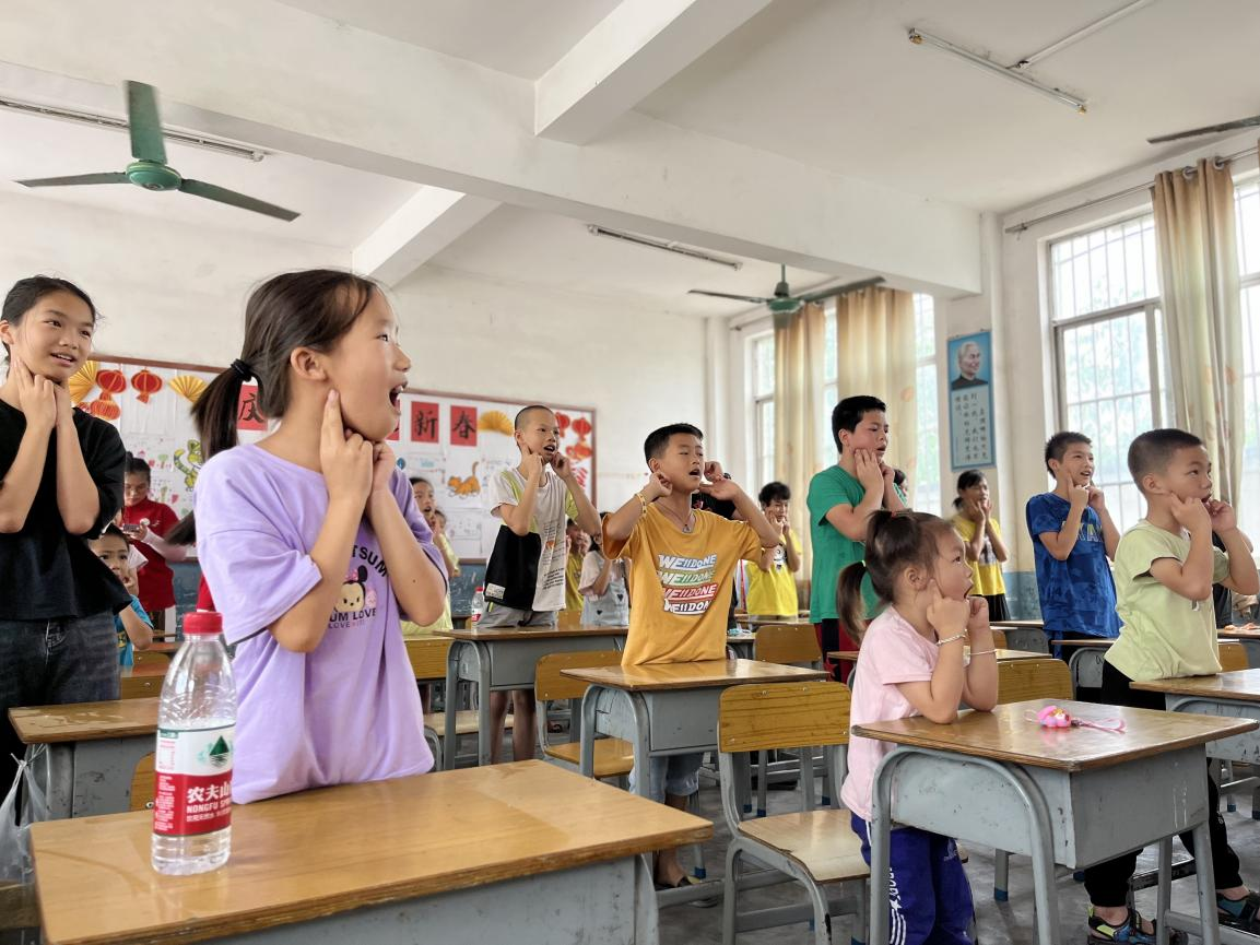 小朋友們在認真練習口部操