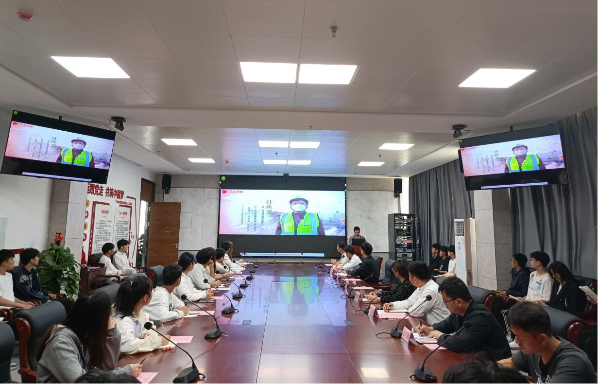 師生們觀看學雷鋒先進事跡微視頻