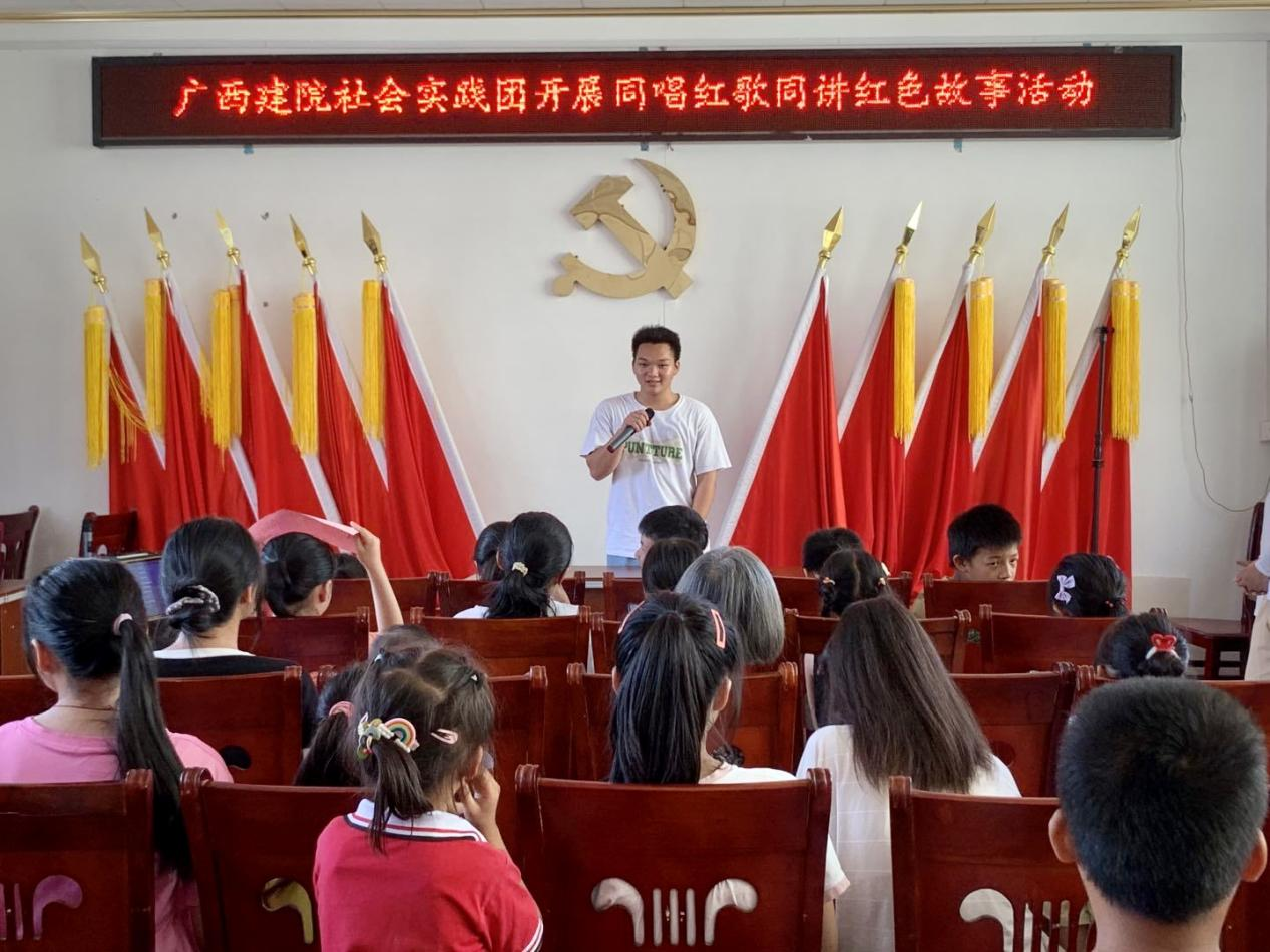 實踐團韋水生同學向小朋友們講述《雞毛信》的故事