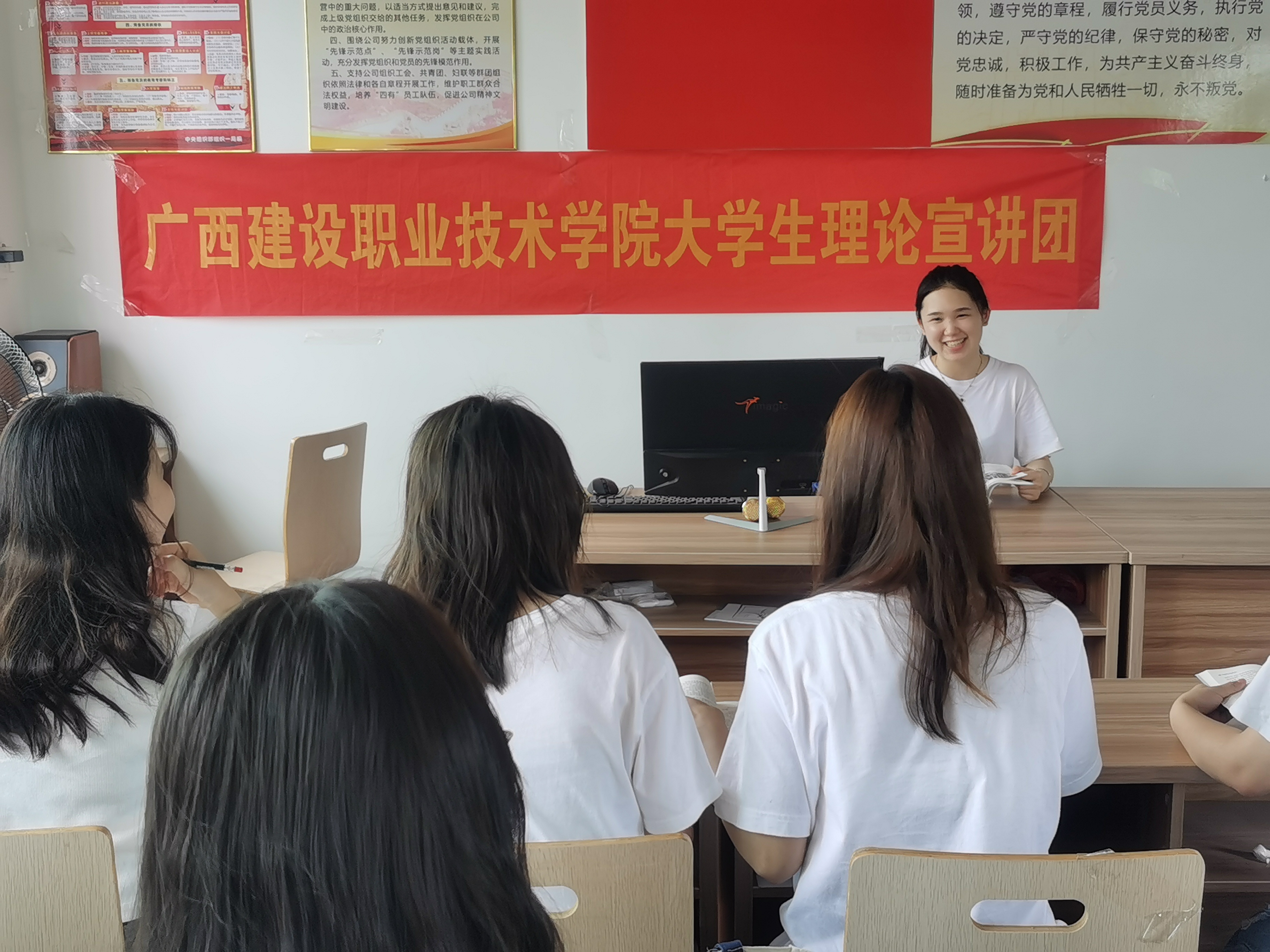 宣講團(tuán)成員進(jìn)行黨史宣講