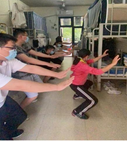 在校體育教師深入學(xué)生宿舍指導(dǎo)體育鍛煉