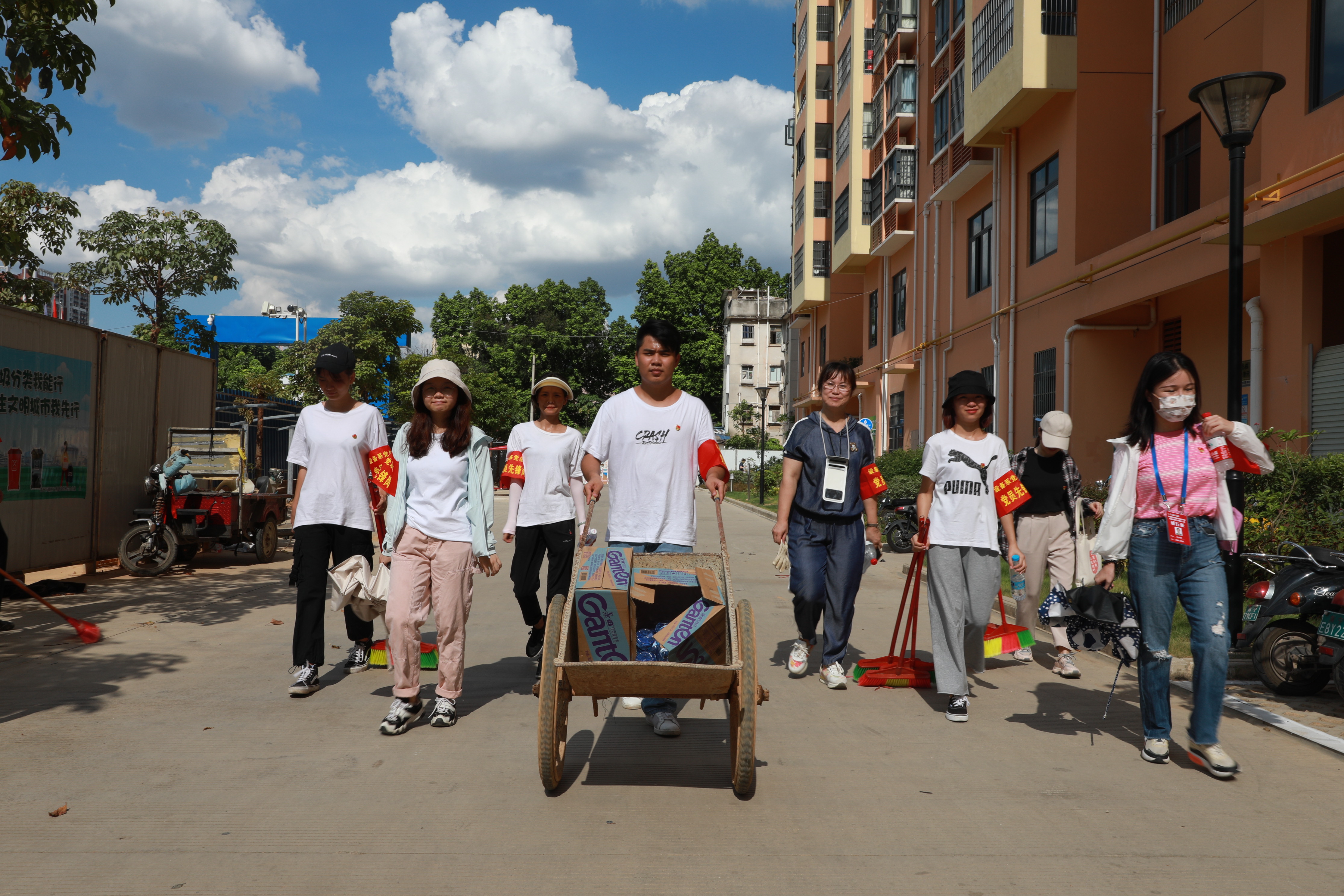 學(xué)生志愿者正在搬運(yùn)工具