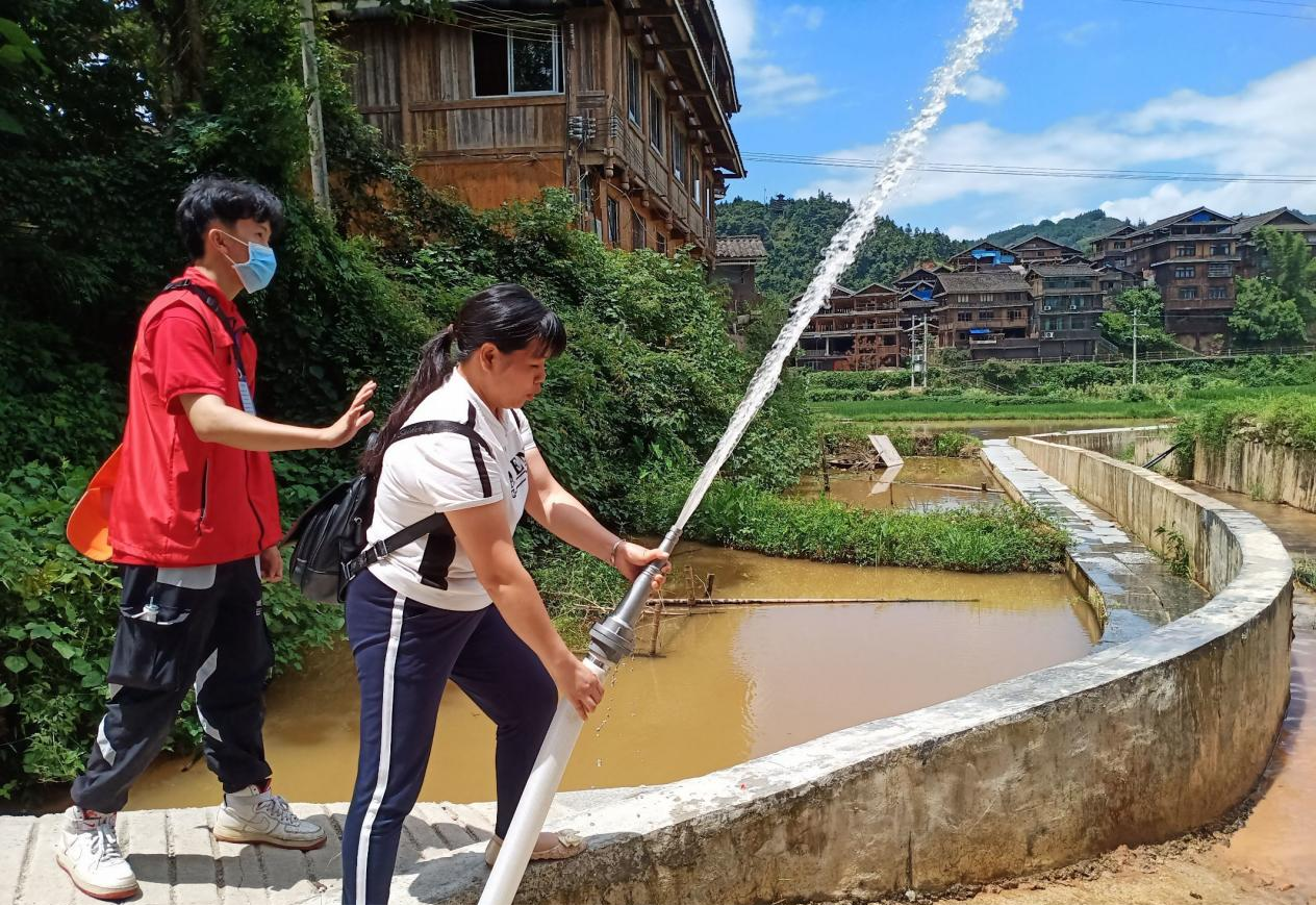 村民動手學習使用滅火設施