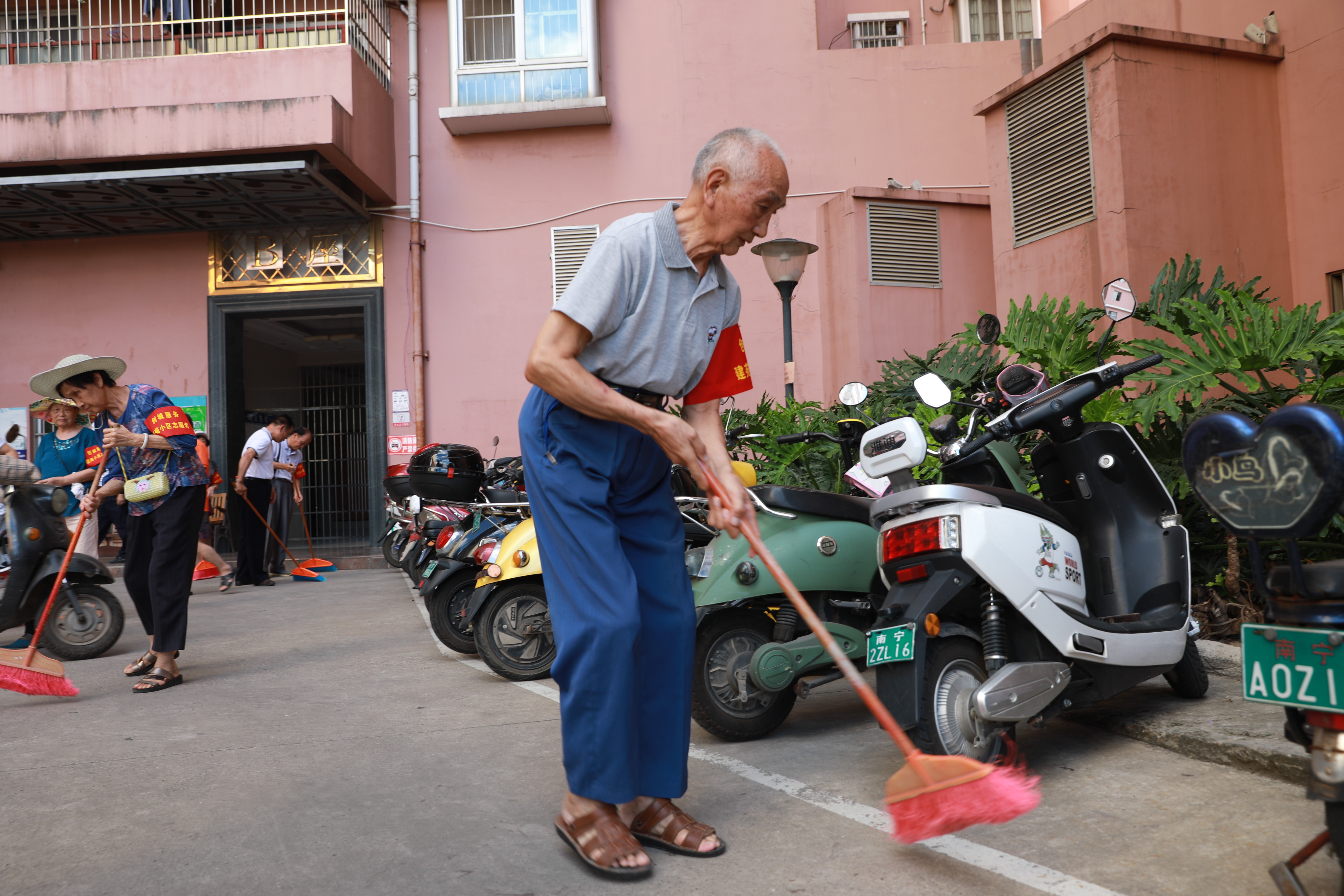 志愿者正在打掃小區(qū)衛(wèi)生