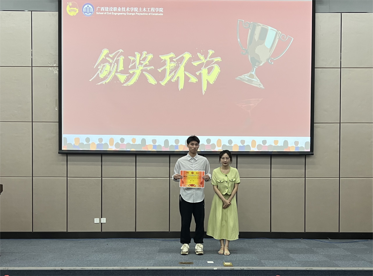 譚妍老師為季軍班級頒獎