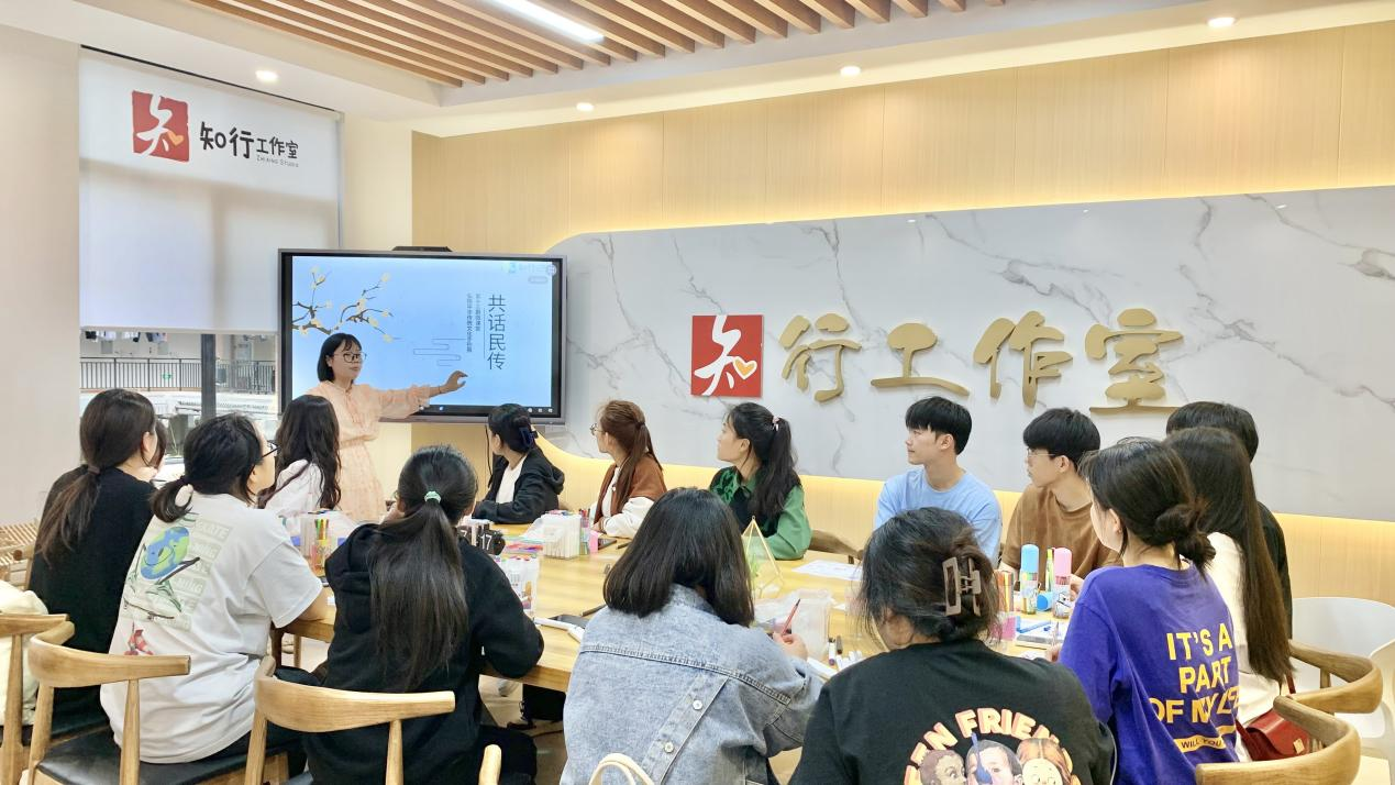 李玉老師向同學(xué)們講述中華優(yōu)秀傳統(tǒng)文化