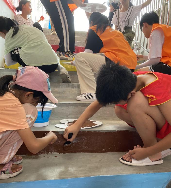 小朋友們在志愿服務團成員的引導下進行涂色