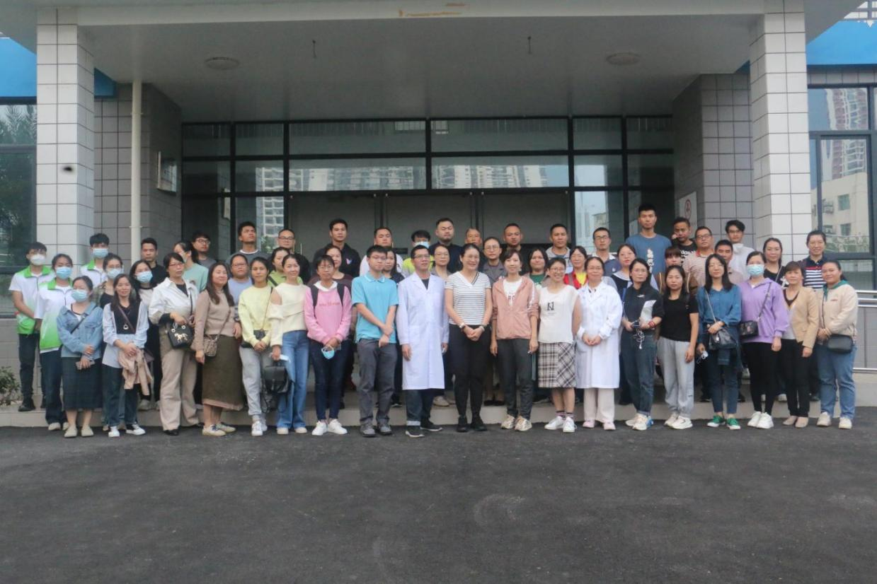 學員與廣西綠城水務陳村水廠技術人員合影留念