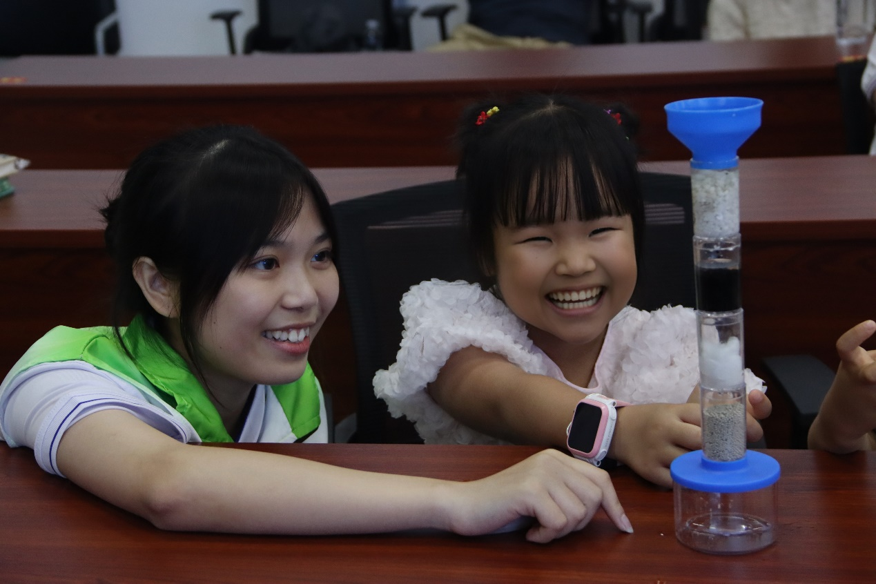 “創(chuàng)智聯(lián)”志愿者在科普廳與小朋友一起完成凈水小實(shí)驗(yàn)