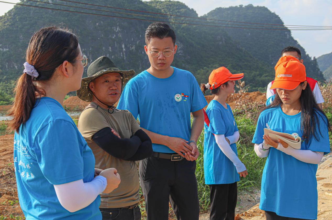 觀察團成員采訪“桂之漁”水產養殖負責人羅繼
