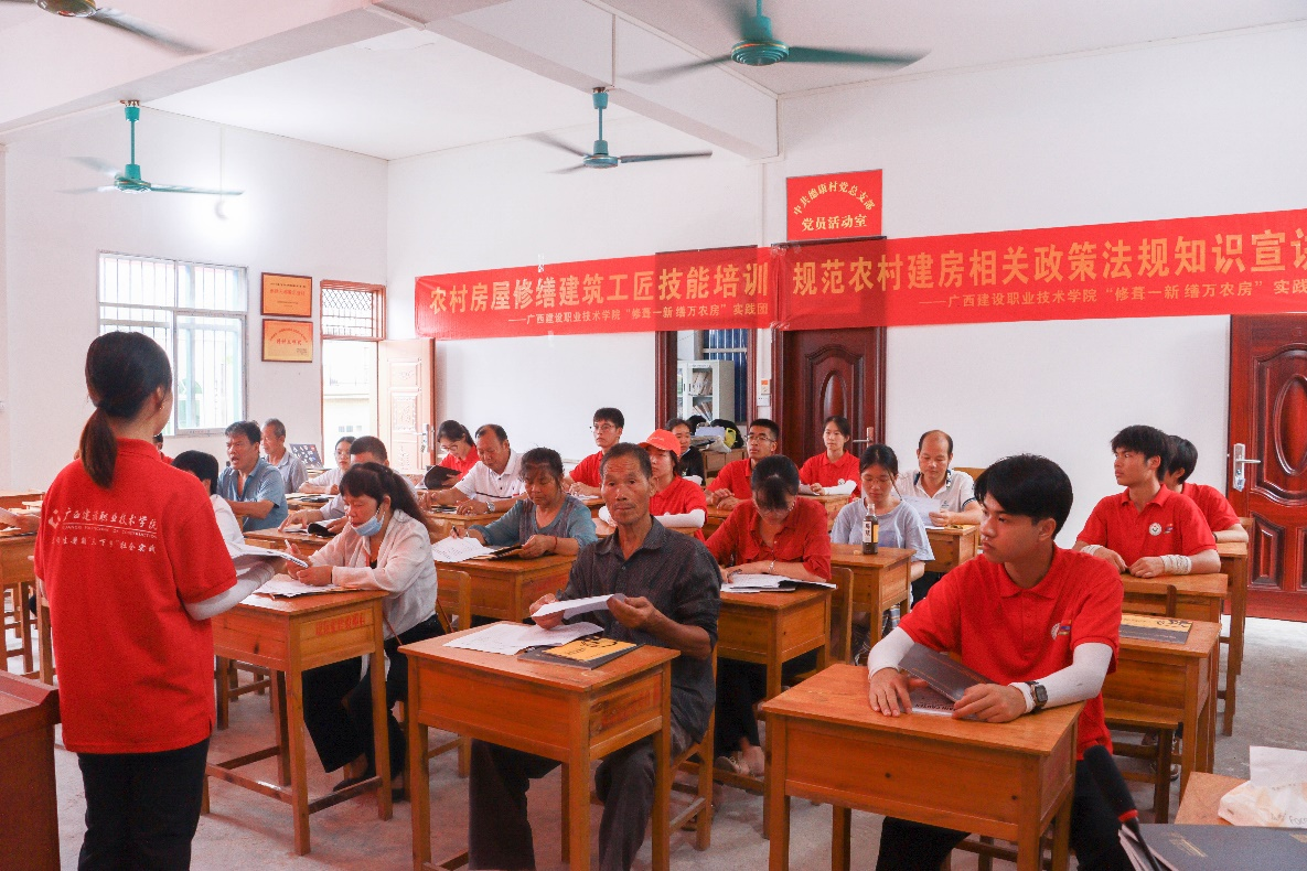 實踐團成員在德康村對村民開展知識宣講及技能培訓會