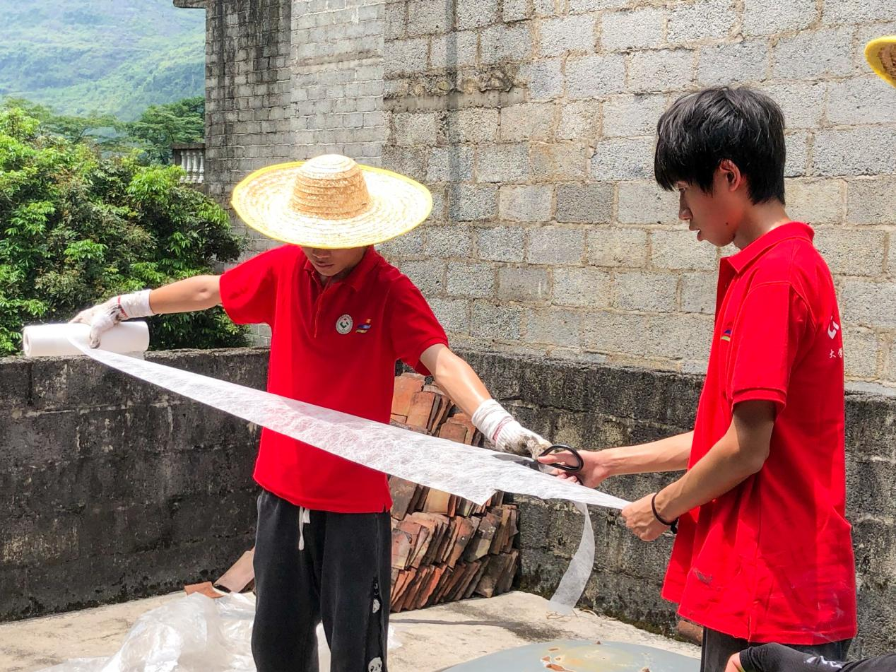 實踐團成員剪抗撕裂布