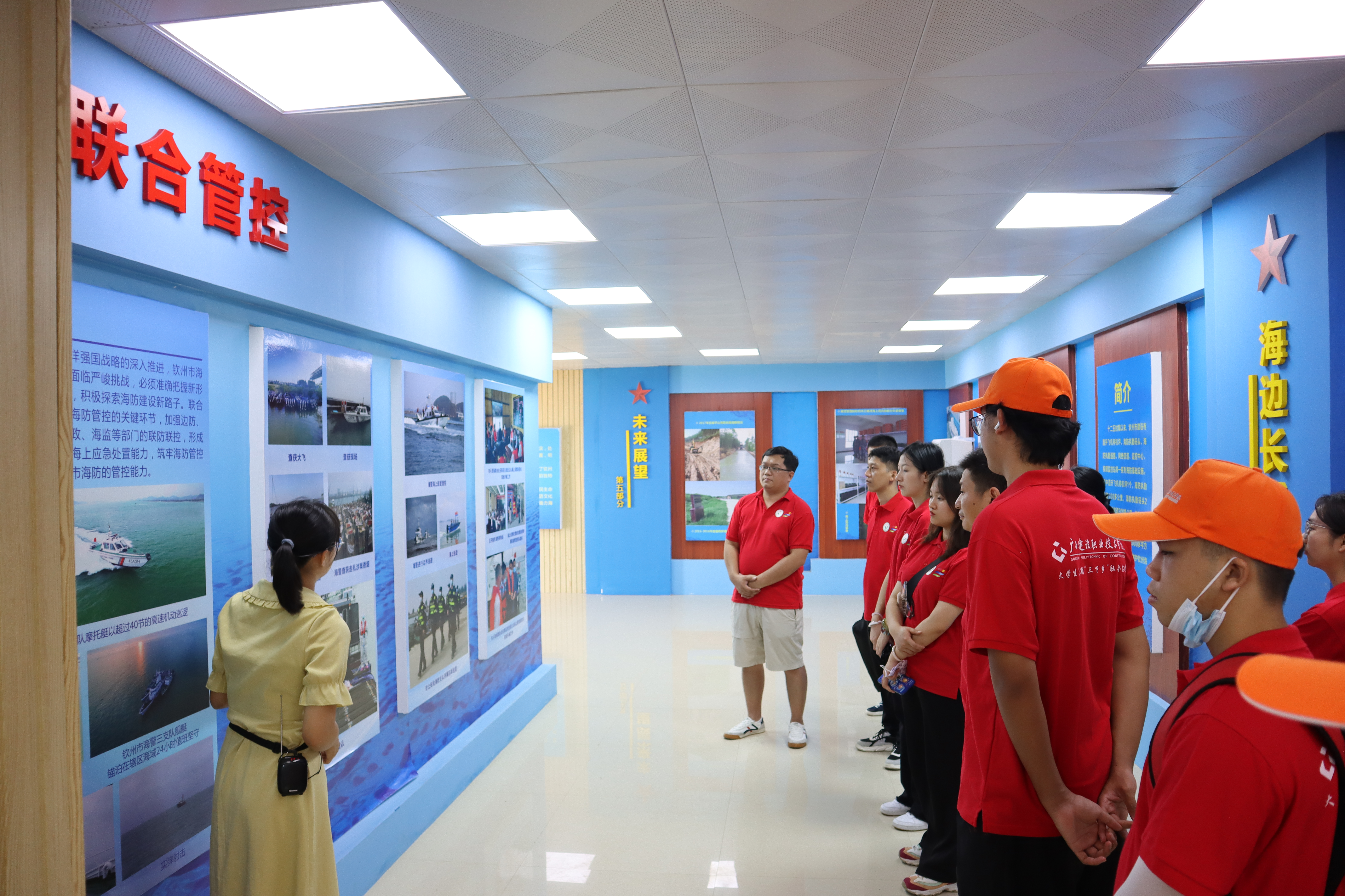 大家聆聽海防教育知識