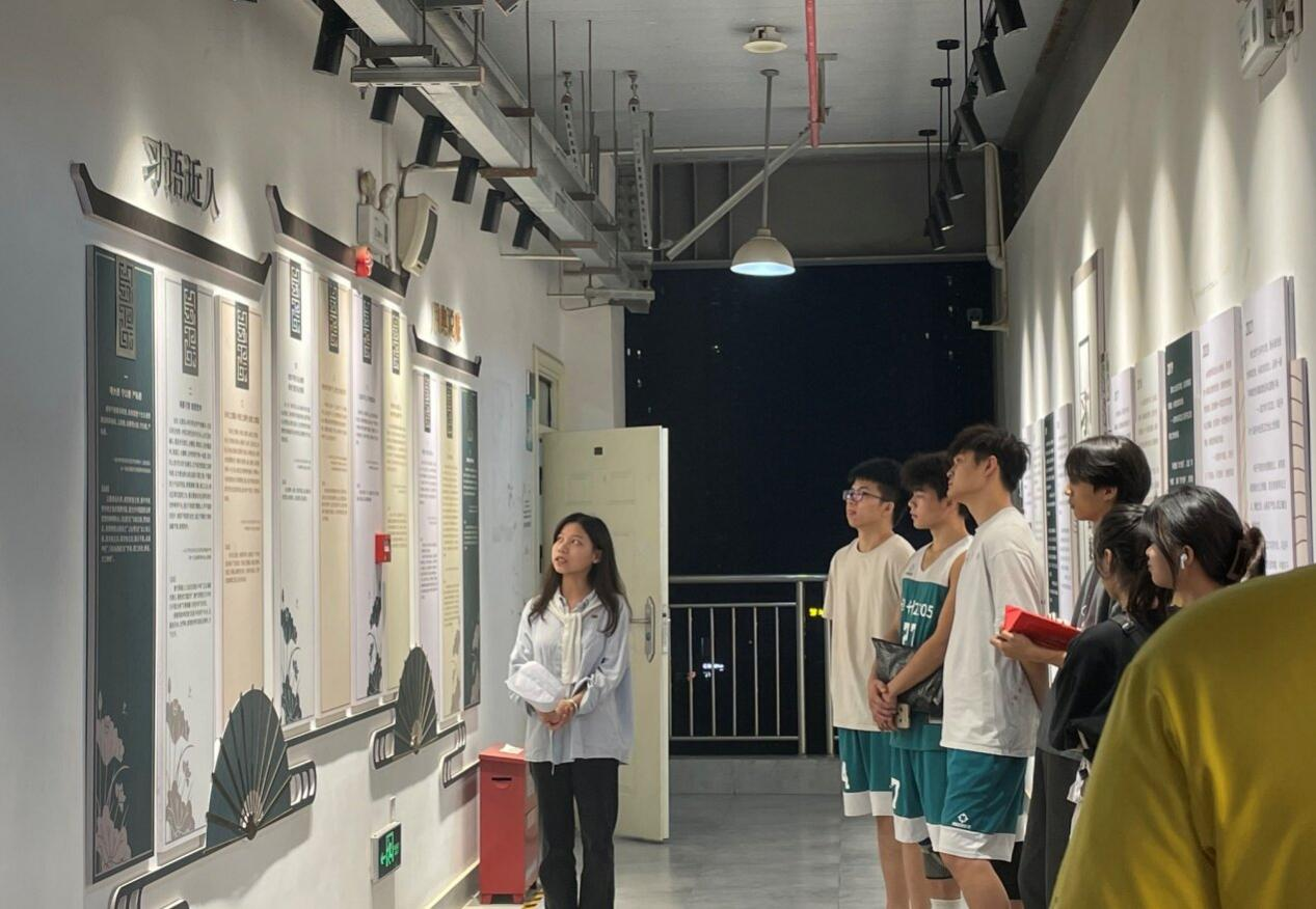 設(shè)計(jì)2105班在講解員的帶領(lǐng)下參觀學(xué)習(xí)