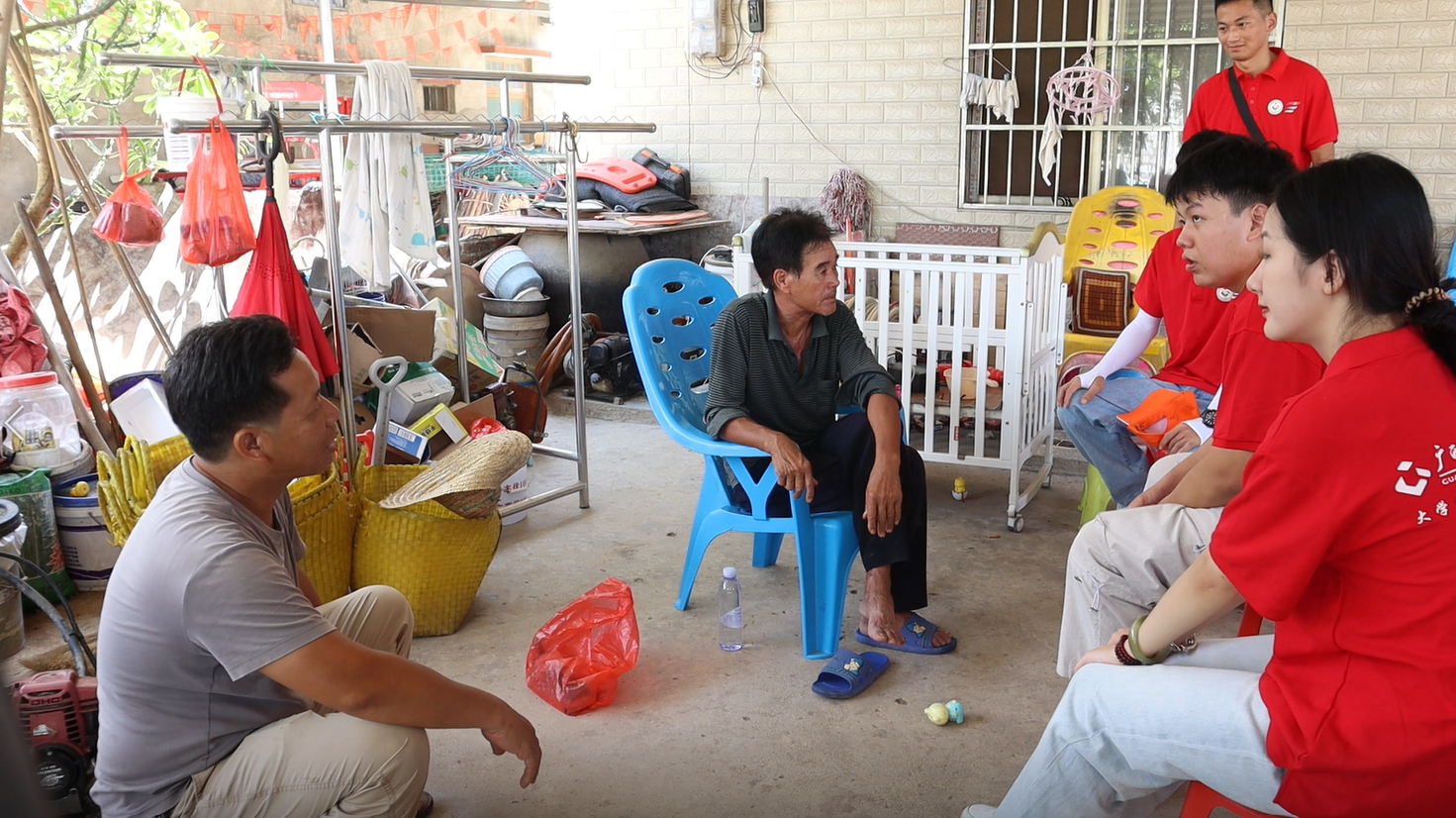 同學們進村入戶開展黨的理論政策宣講