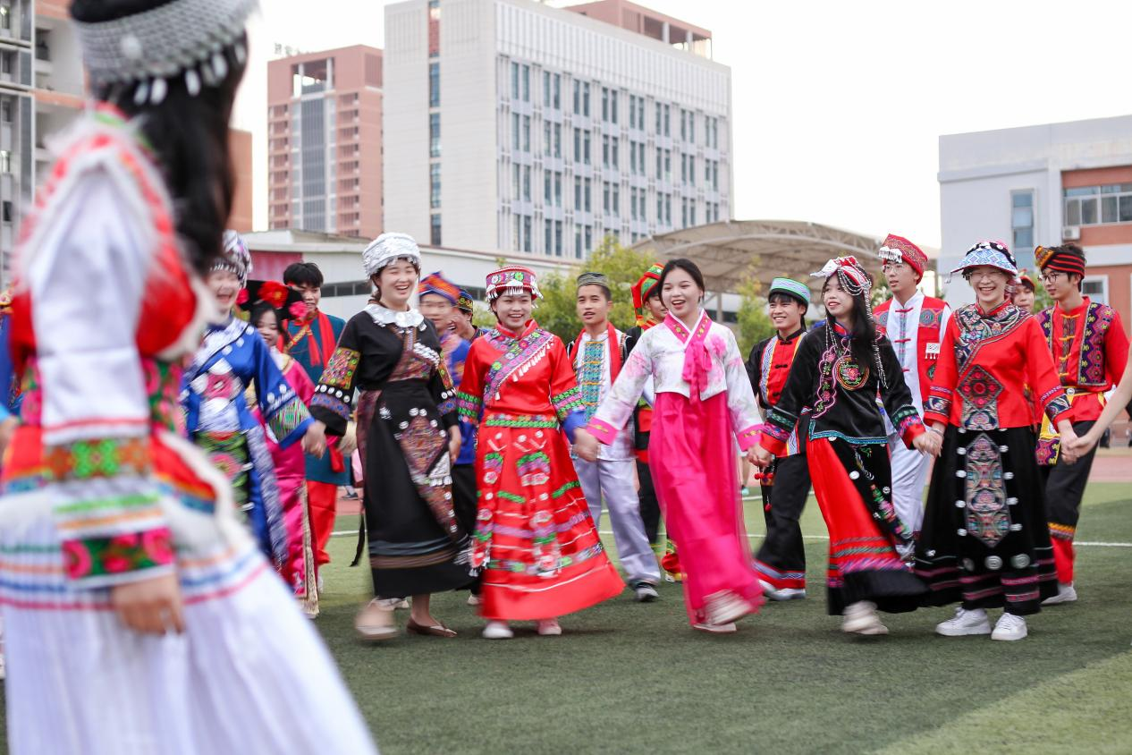 師生同唱《愛我中華》