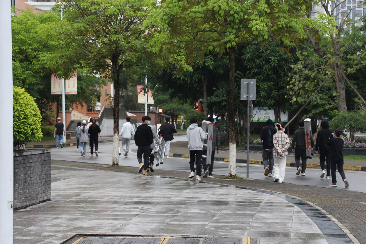 志愿者們奔赴各宿舍展開工作