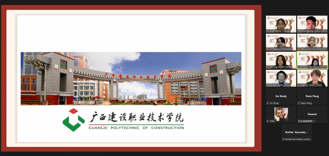 人文教育學院英語教研室曾妍、李晶晶老師與參與活動的學生合影