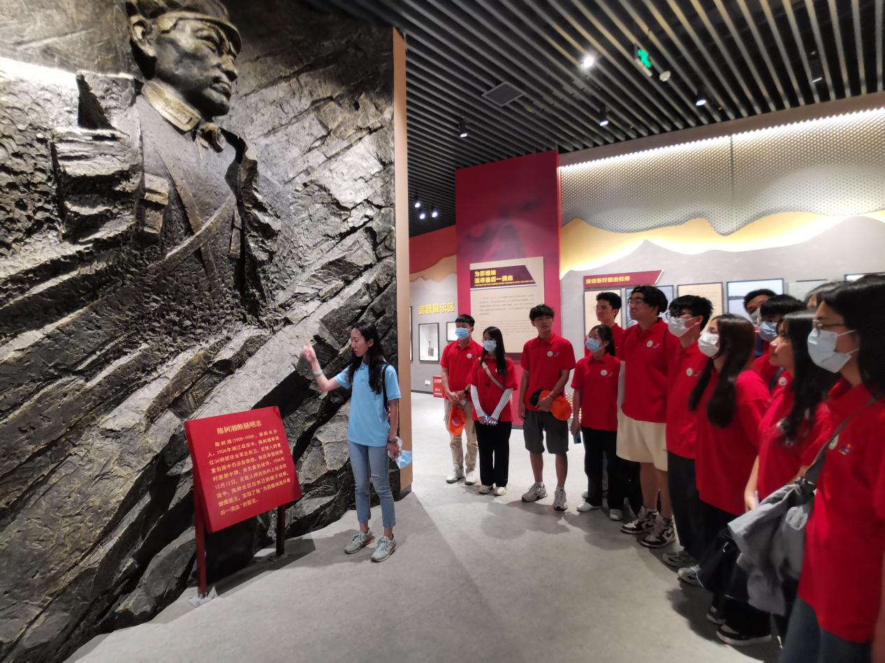 團(tuán)隊(duì)指導(dǎo)老師黎丹向?qū)嵺`團(tuán)講述陳樹(shù)湘“斷腸明志”的故事