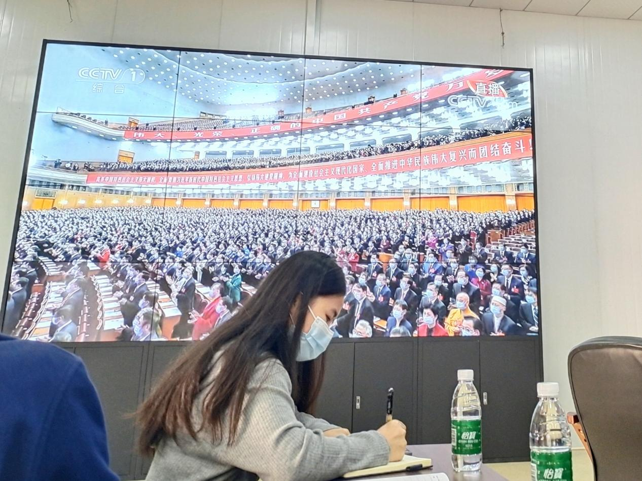 實習學生（黃貝貝）在單位收看黨的二十大開幕會