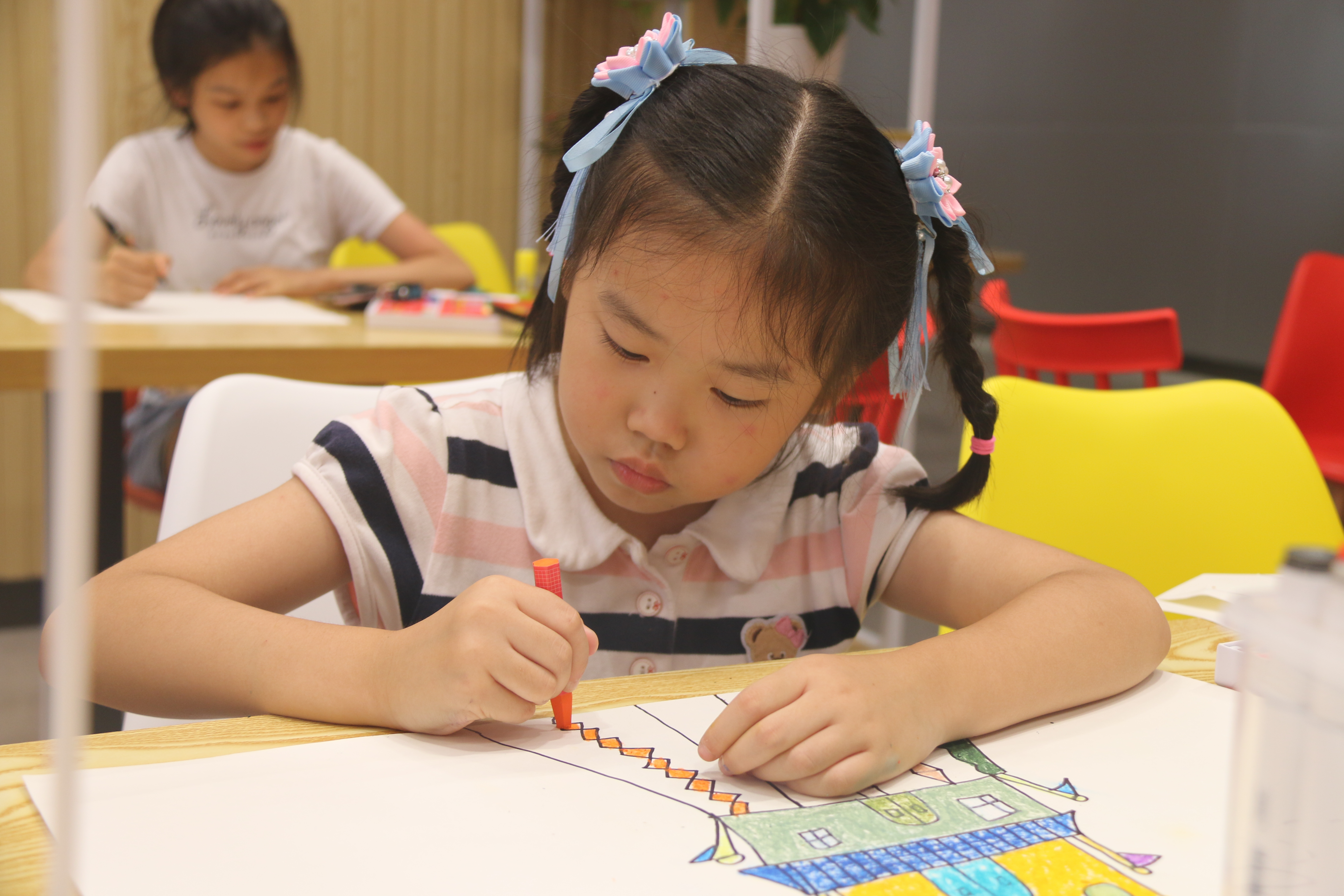 小朋友正在畫“我心中的祖國”