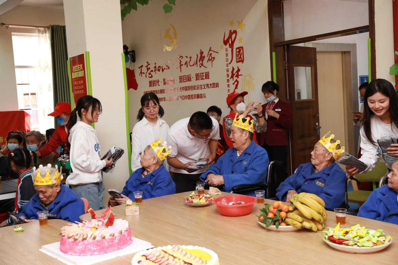 陪敬老院老人過生日送溫暖