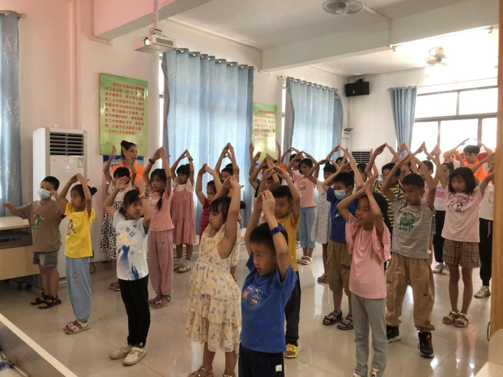 小朋友們正在學習《國家》手勢舞